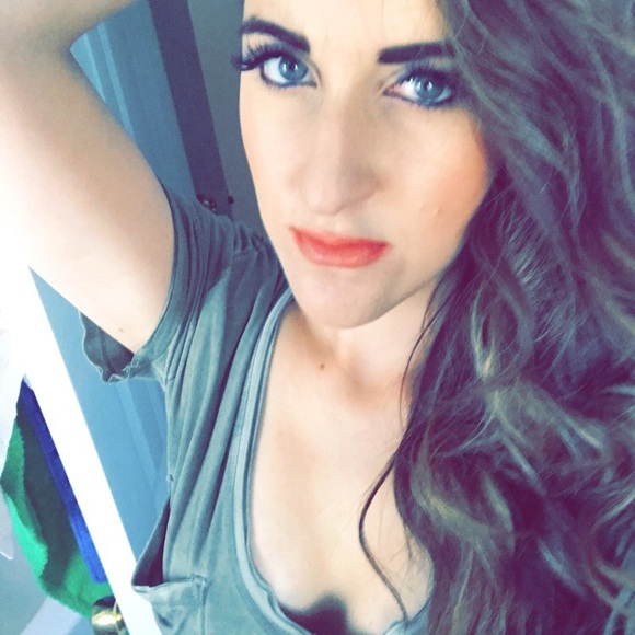 Meet your Posher, Jessica - Picture 1 of 8